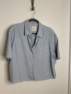 Uniqlo Light Blue and White Vertical Stripe Short-Sleeve Button-Down Shirt